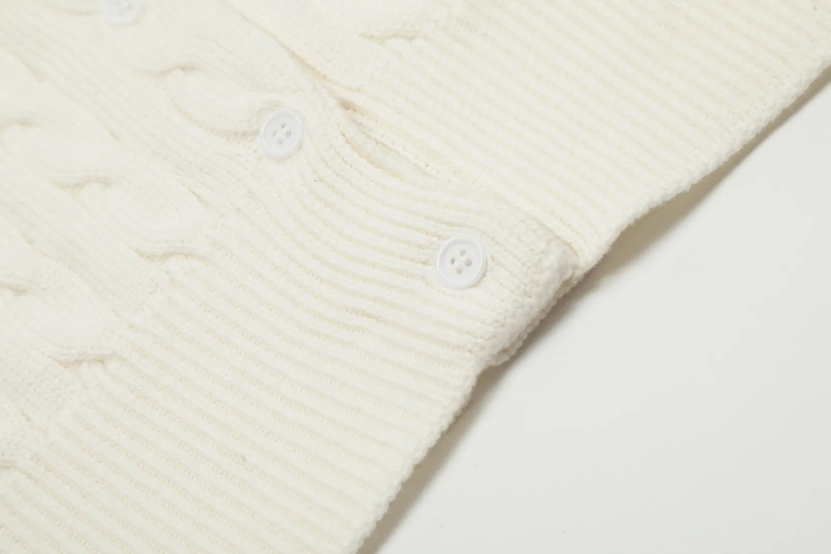 🅿️176 "Top quality" Style number: DS021# (not off the shelves all year round) [Ralph Lauren round neck cardigan solid color pony embroidered logo knitted short sleeves] ✅Ralph Lauren classic basic versatile all-season cardigan knitted short sleeves ✅Main supplier platform live broadcast Wholesale entities Replenish when out of stock Not off the shelves ✅ZP quality 1:1 version Scan the code to enter the GF website Counter quality ✅Details and quality are the only one in Guangzhou. Imported quality cotton yarn, focusing on high-end, cost-effective. Needless to say good quality. ✅The version is restored to the original order. The maximum size can be worn up to 160 pounds. Loose, comfortable and stress-free.